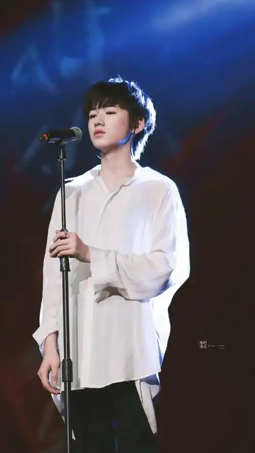 宋亚轩超话99#明星的锁骨可以有多欲#品品宋亚轩的锁骨@时代少年团