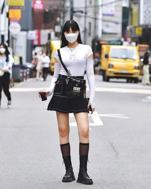 但今天我们要介绍的韩系穿搭,是真正从韩国街头得来的也是当地女生最