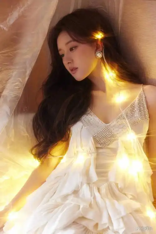 赵露思白色水钻流苏裙美若天仙!肤白貌美大长腿太惊艳