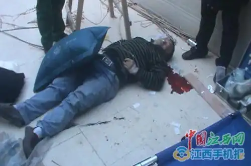 九江工人从3米高处摔下消防官兵巧用装修铁架救援组图