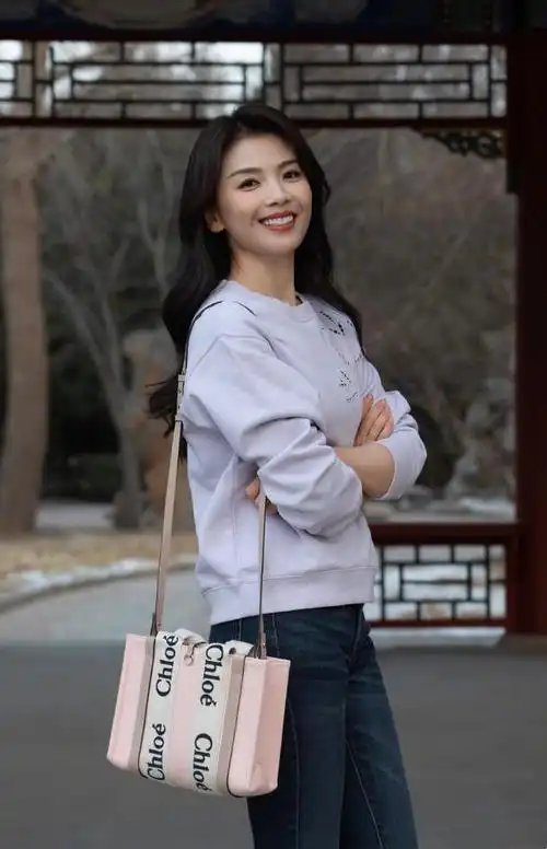 刘涛治愈系穿搭迎接春天温柔时尚有品味