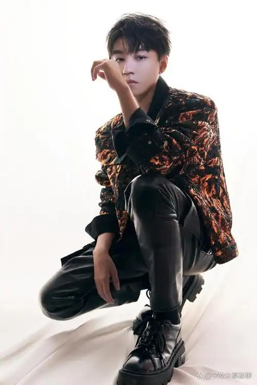 张艺兴亮片重工西装帅气有型,六位男星身着亮片西装让人移不开眼