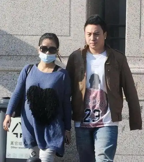 释小龙妻子露面太吸睛!身材丰满,大长腿抢镜,五官颜值不输何洁