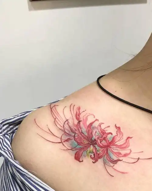 彼岸花纹身图片_肩部水彩纹身图案