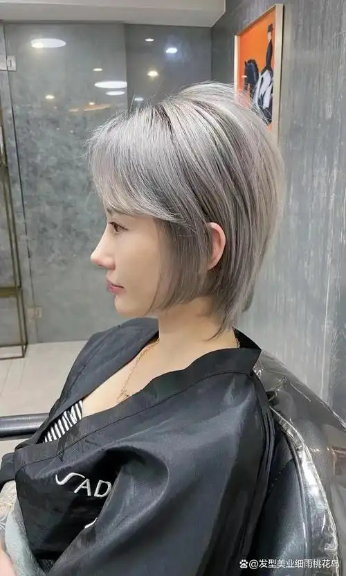 也会让她们看起来更年轻减龄,春夏女生到底留什么短发最好看,最新最热