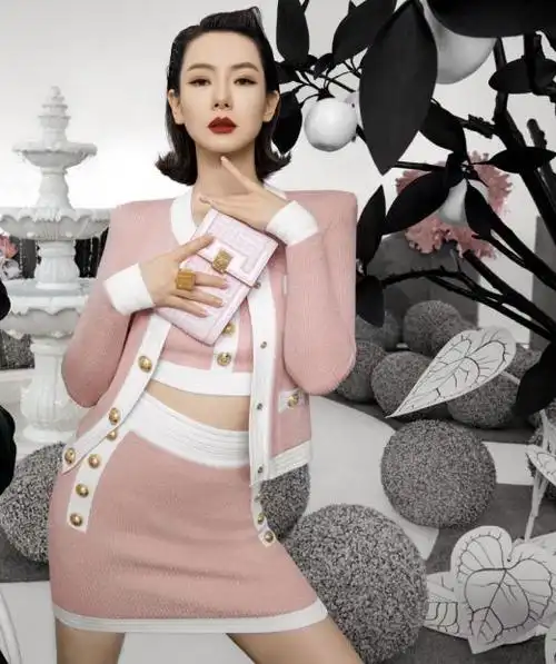 戚薇虽然体重一直保持在一百斤以上,但是她的身材比例很完美,身材凹凸