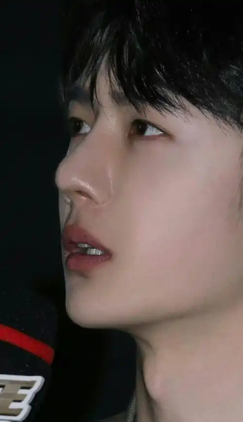 就问你们王一博这个侧脸多少分?