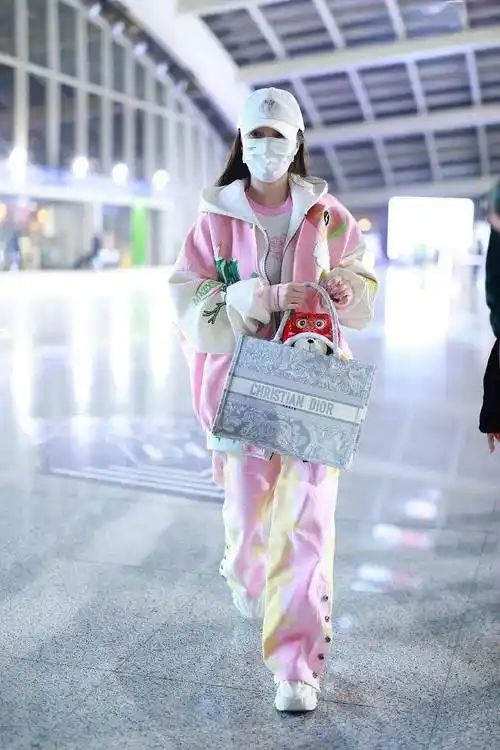 2022年2月9日,北京,李小璐机场街拍.