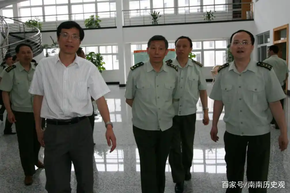 1997年6月30日,熊自仁少将率500多军入驻香港,3年后晋升为中将