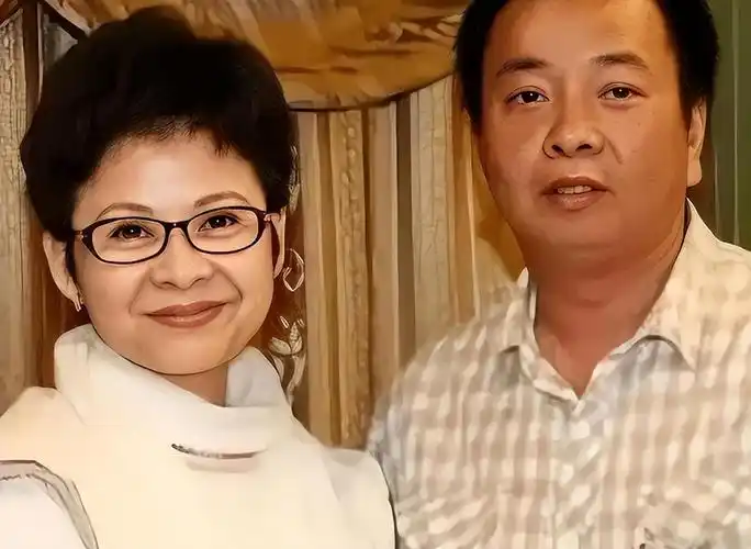 因一张合影星途半毁22年后再看董文华才知道嫁对人有多重要