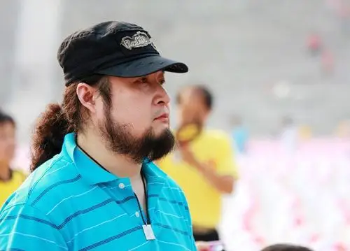 大胡子作曲家孟文豪台北探雨将赴台湾取景