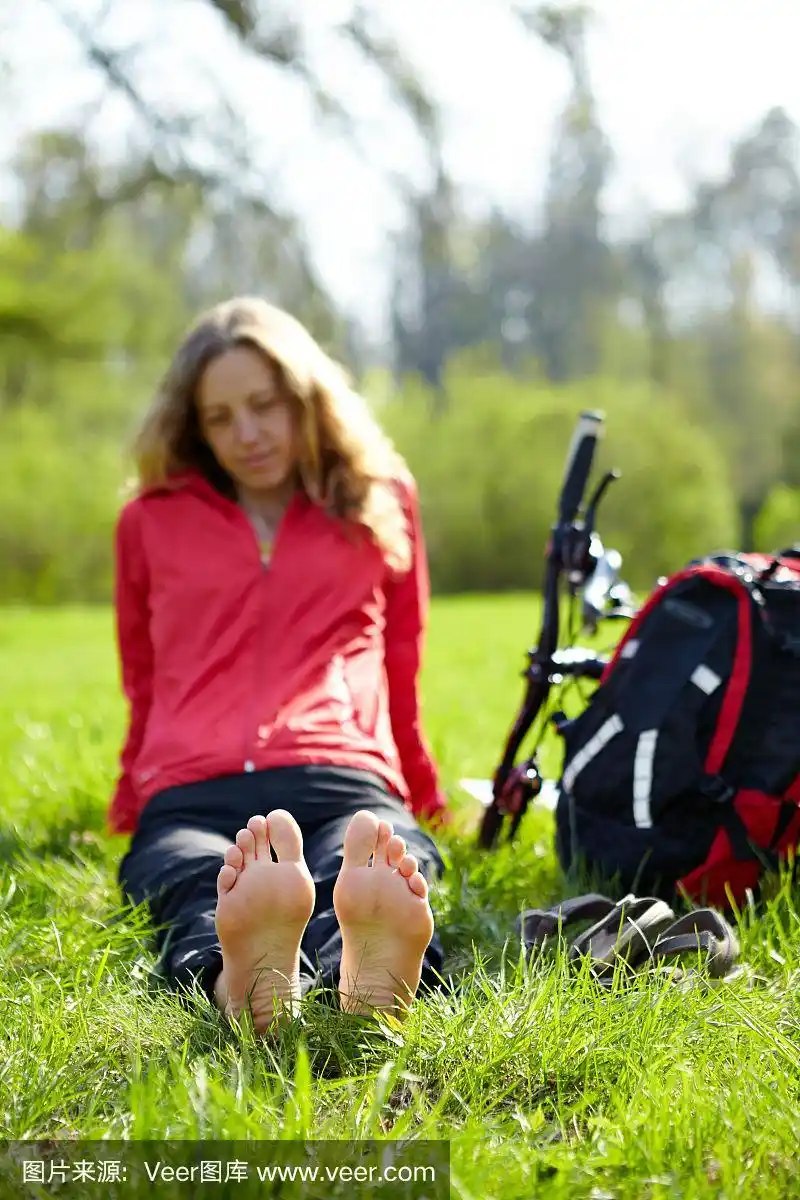 女孩赤脚骑自行车享受放松