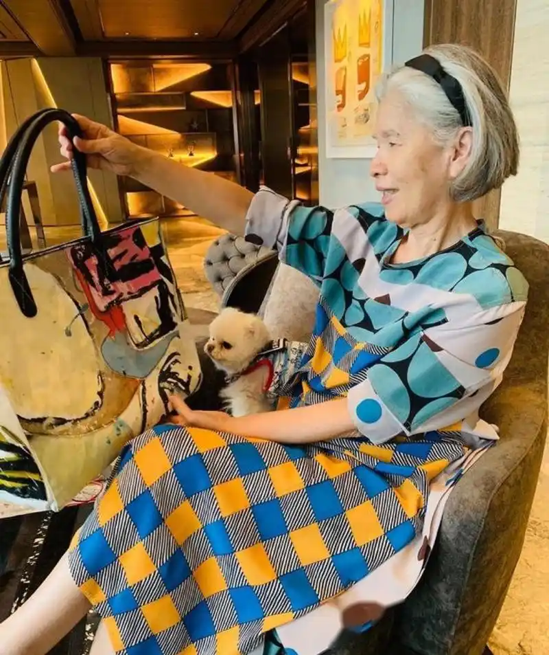 近日,周杰伦 晒出了一张妈妈叶惠美的照片,并配文:我的妈妈非常欣赏