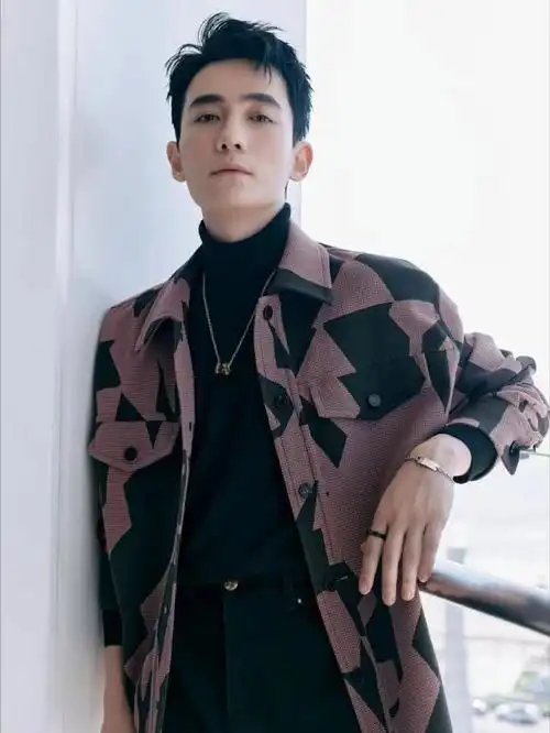 精致低调奢华帅气男神,hold的住各种风格项链#朱一龙