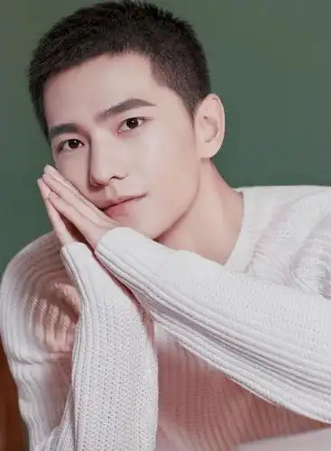 杨洋为新剧换发型,剪了寸头更man了,一身迷彩服好像量身定做