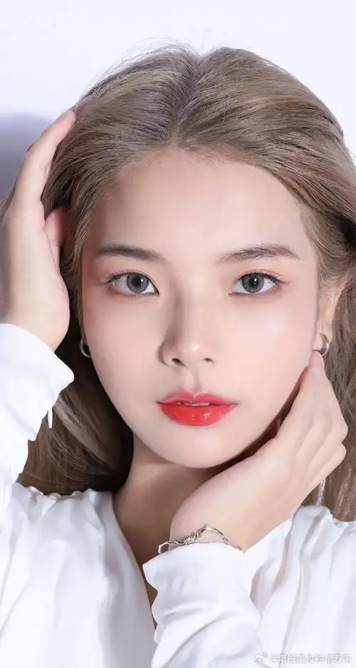 我的日常出门妆总是那么自然又好看,就像一种低调的优雅.