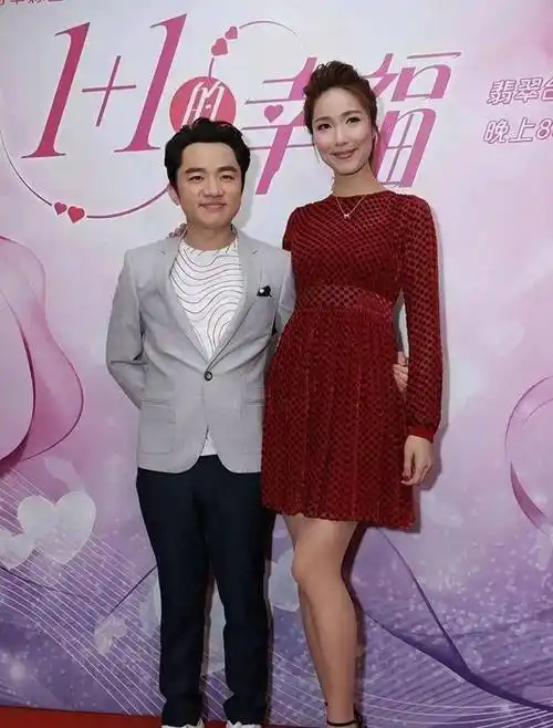 王祖蓝和妻子的一张合照,虽然身高不般配,但是夫妻俩是真的恩爱