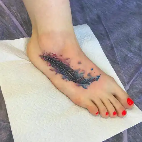 脚背水彩羽毛纹身图案
