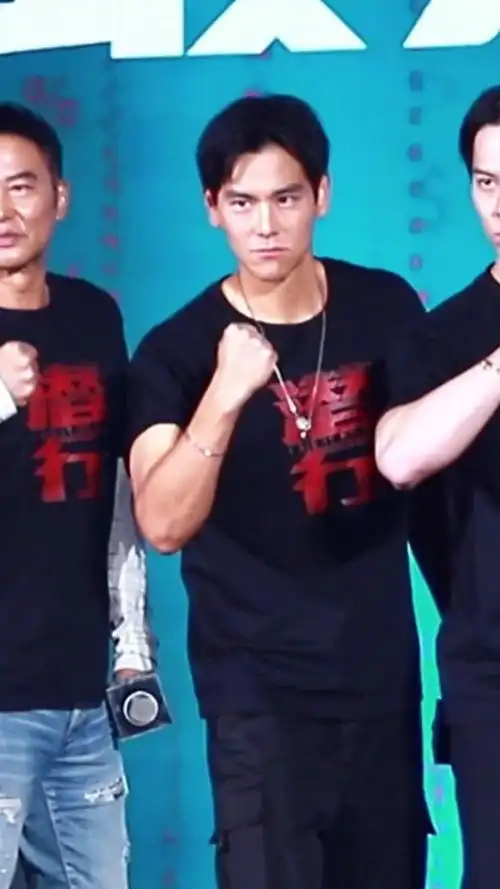 彭于晏  真的就是行走的男性荷尔蒙吧,手臂肌肉线条明显,依旧帅气逼