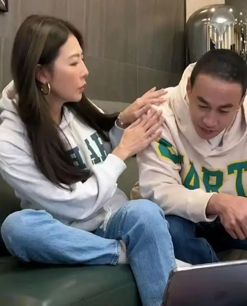 何润东陪妻子林姵希逛街,两人吃遍夜市小吃,当街互喂大秀恩爱