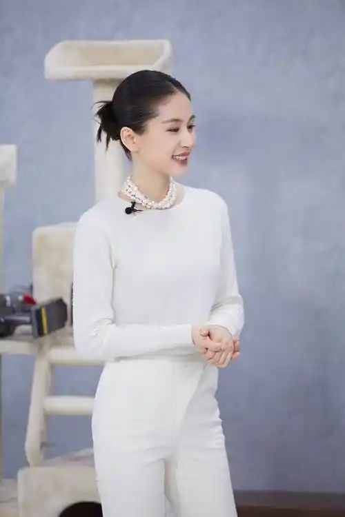 恋爱后的王子文变得很温柔穿一身奶白色羊绒套装太知性了