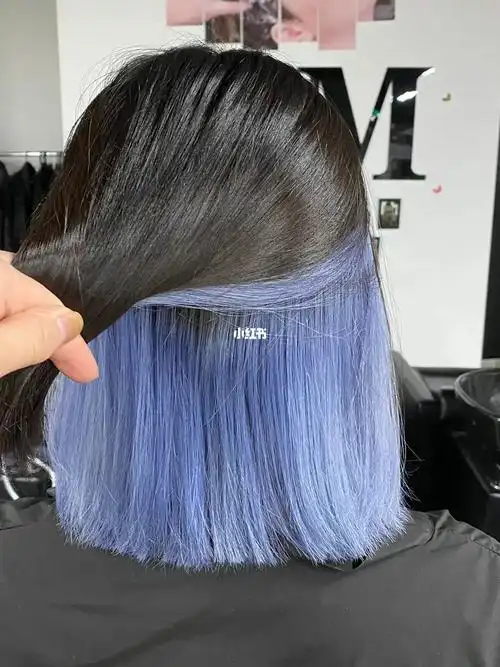 灰蓝色 趁现在还年轻快乐试试这款吧 很帅哦##芝加哥染发  #挂耳染
