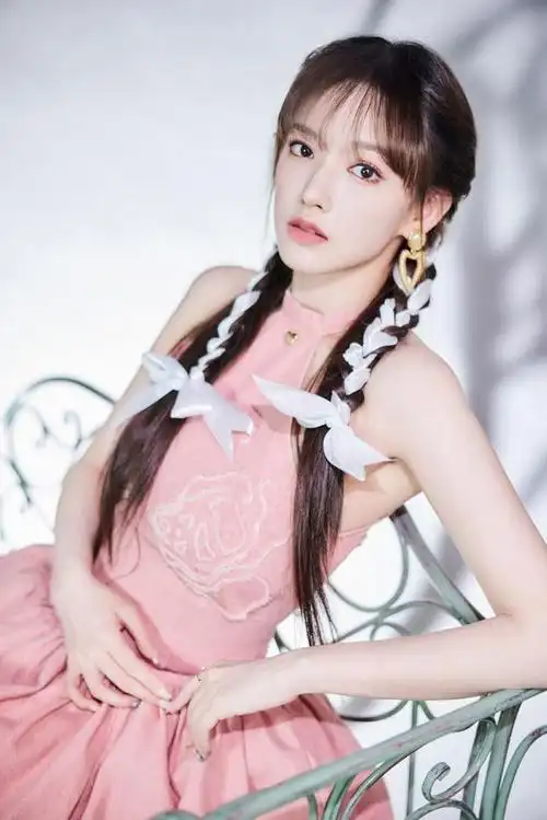 程潇惊艳出镜!水蜜桃色连衣裙甜美又时尚,让人爱不释手