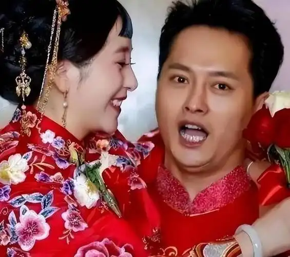 随着时间的流逝,外界渐渐淡忘了最初的缺点,郭津彤与云飞的深情相恋