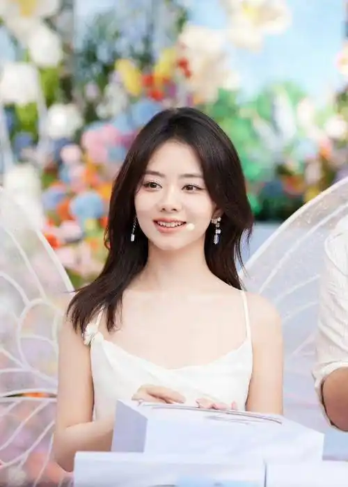 谭松韵璀璨女星:温柔可爱!