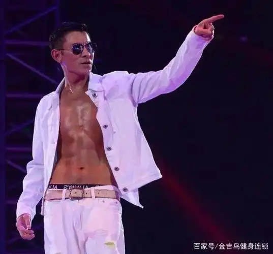 60岁刘德华"断腿"秀腹肌,这状态没谁了