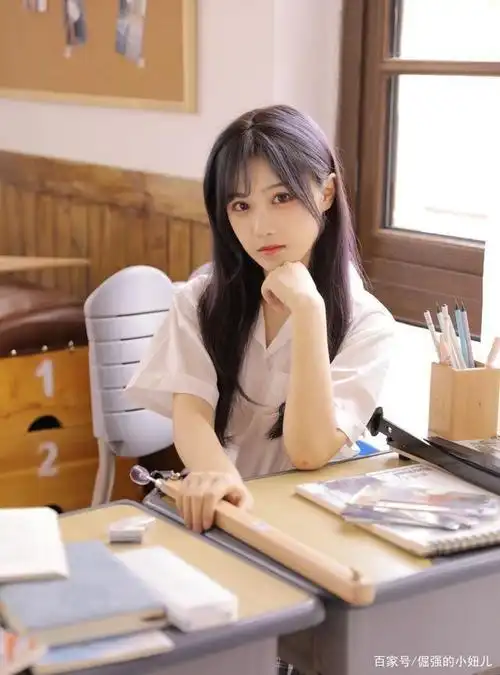 苏杉杉百褶裙制服的照片看起来像是学生时代的可爱女生