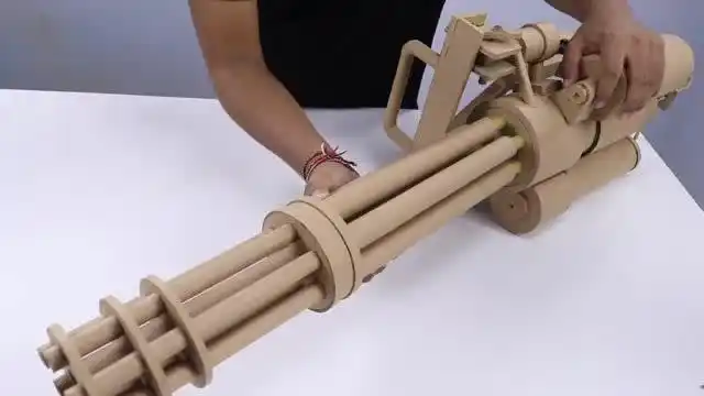 国外小伙自制纸壳版"加特林",威力十足