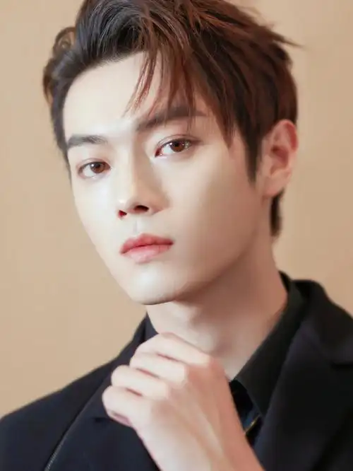 许凯73fendi霓虹镜像迷离清冷的眼神