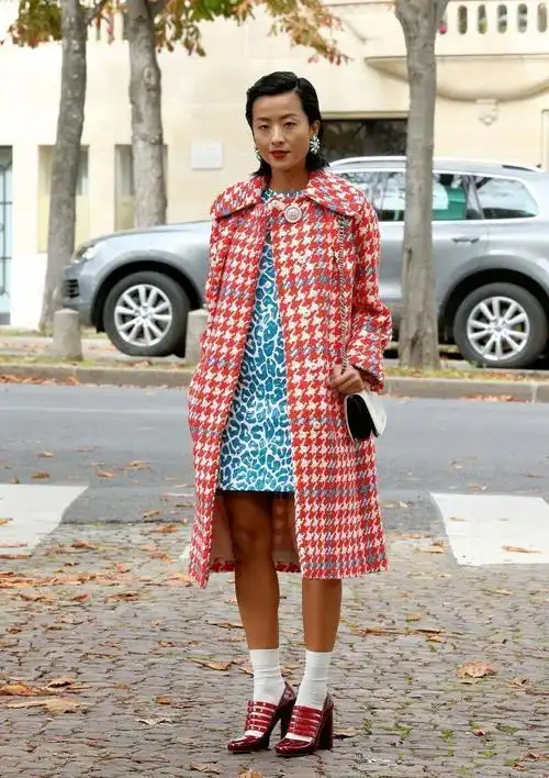 陈奕迅妻子咋高调咋穿,单肩皮衣配粉裤,身材骨感太明显