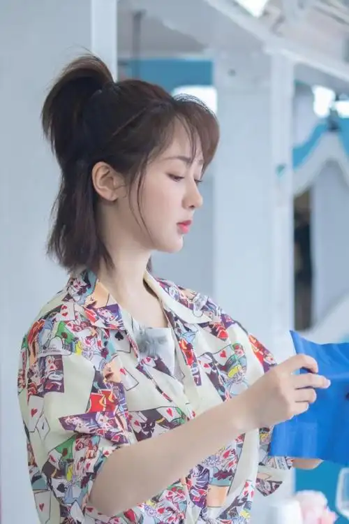 杨紫穿花色衬衣复古不失新潮 半扎马尾充满夏日少女气息