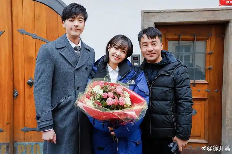 忽然看到徐开骋的杀青照,和宋茜也太配了吧!