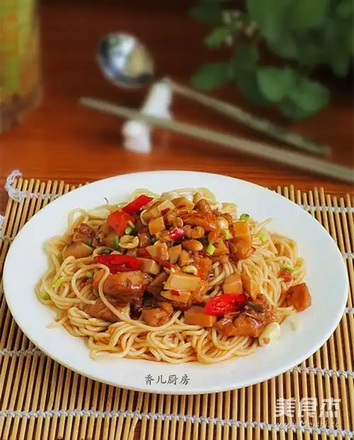 宫保鸡丁拌面,宫保鸡丁拌面的家常做法 - 美食杰宫保鸡丁拌面做法大全