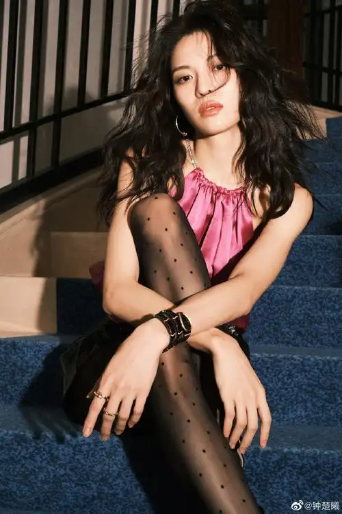 钟楚曦超话#钟楚曦侯雯元恋情#  钟楚曦丝袜美腿大赏,钟姐这腿配丝袜