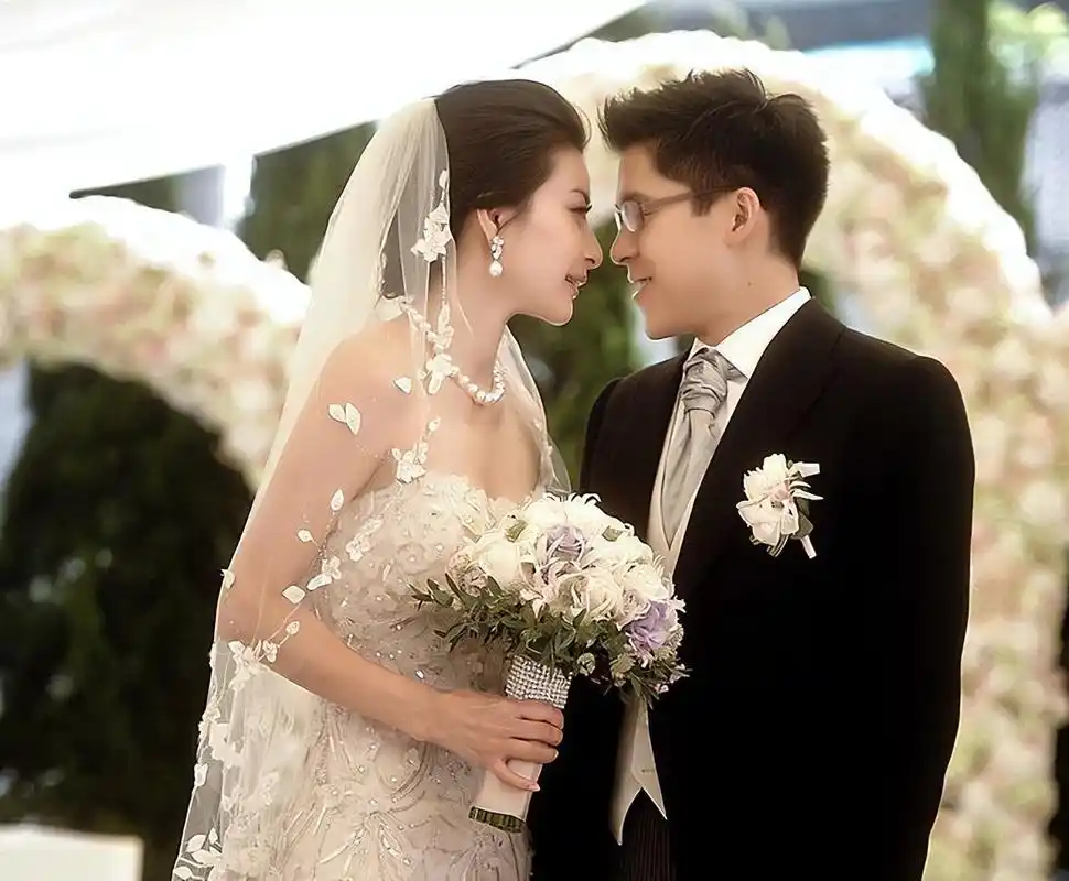 郭晶晶真旺夫,结婚十年霍启刚事业,家庭双丰收,网友看好他从政