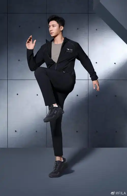 掌控自如机能型格,突破挑战🛒点击:【黄景瑜同款】fila 斐乐官方