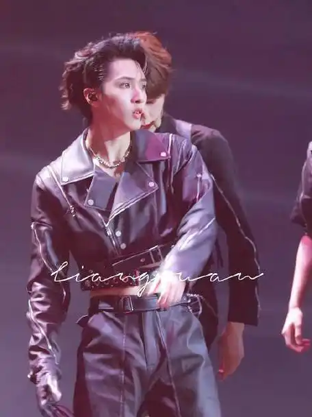 腹肌好@时代少年团-严浩翔#严浩翔叁重楼暨出道四周年演唱会#9890