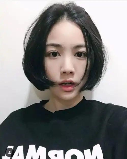 女生中分露额头短发扎丸子头不错哦