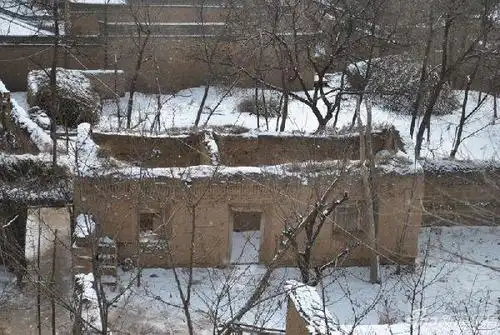 实拍中国最贫困农村住房情况渣土搭建四面漏风图