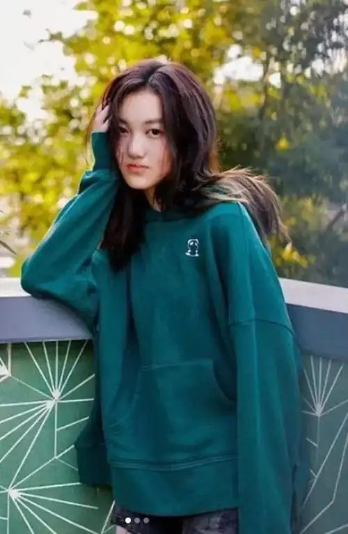 14岁李嫣露肩照 露出黑色纹身 挨批太早熟