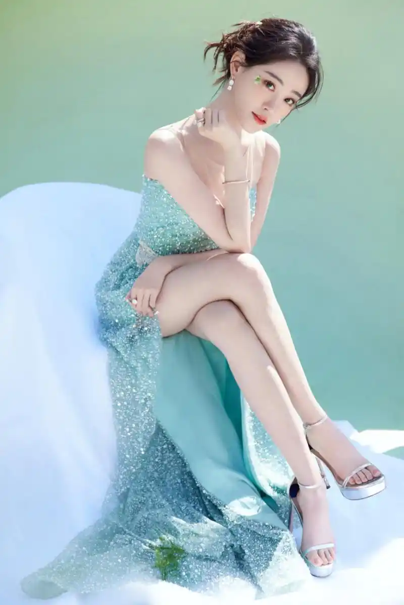 我深深地沉迷于祝绪丹这种种骨骼结构小巧,皮肤白皙细腻,身材苗条的美