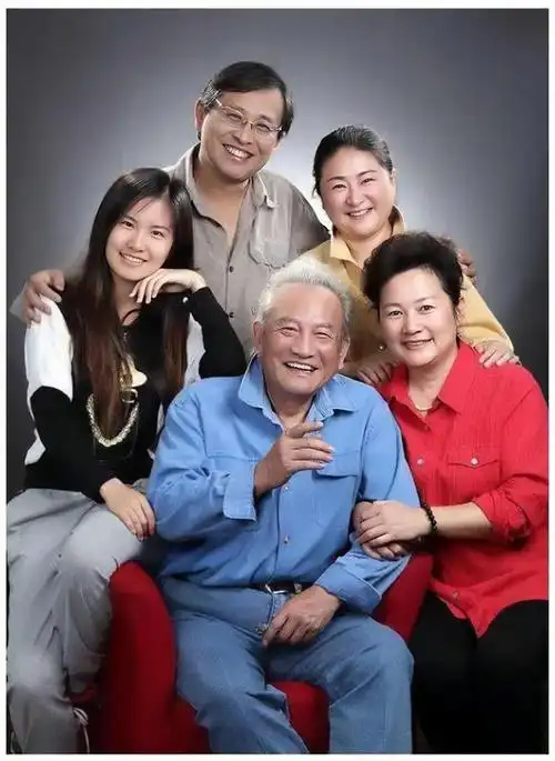 回顾杨在葆36岁入狱54岁娶小22岁娇妻前妻照片仍挂客厅