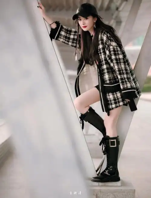 71杨幂酷飒街头风