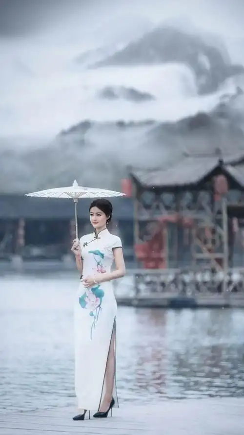 走进烟雨江南留下一个寂寞而凄美的背影