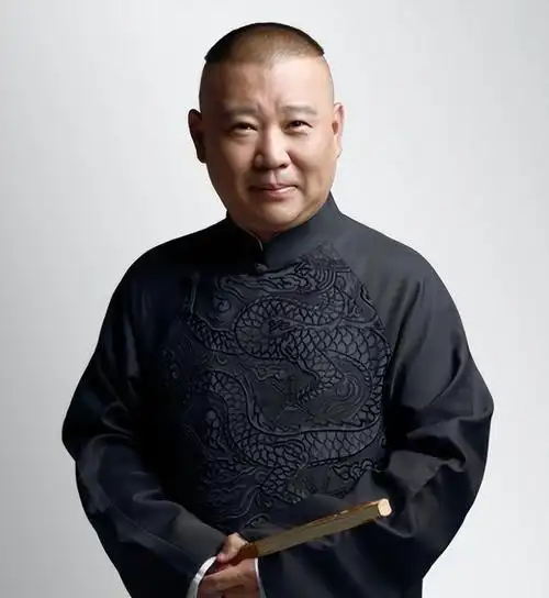 郭德纲豪宅内景首曝光满屋子古董摆一墙门口假孔雀跟人一样高