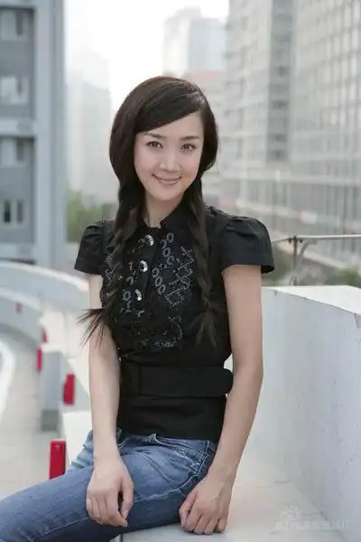 "甜美小花旦"李依晓清新靓丽纯情写真(组图)